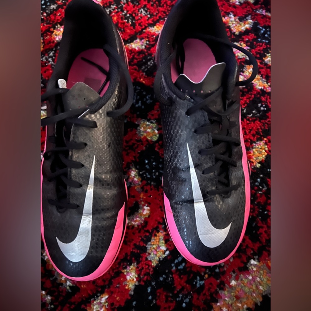 Soccer shoes